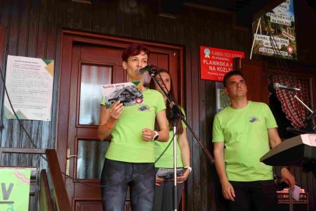 Voditeljici prireditve s predsednikom društva s